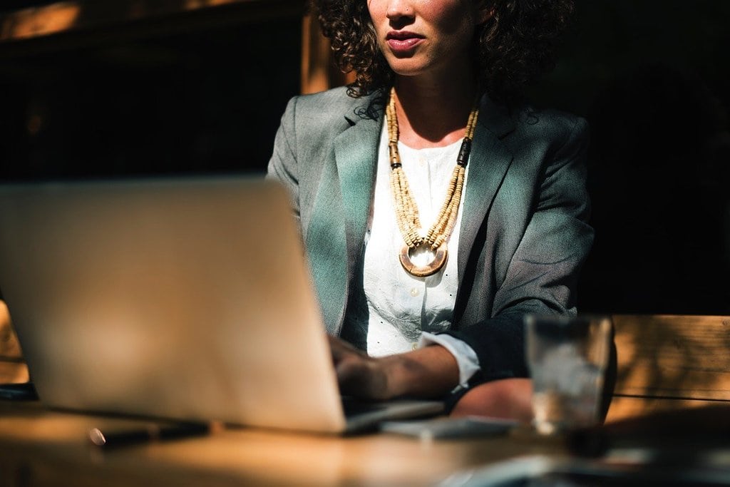 Présence, posture, attitude : les détails qui renforcent le charisme